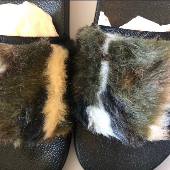 Women’s faux fur slippers/pool slides various sizes - Picture 2 of 3